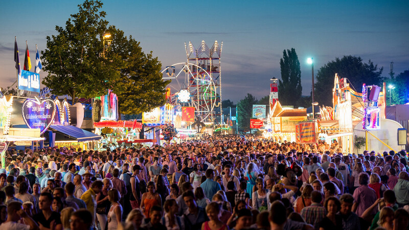 Bislang ist das Gäubodenvolksfest in Straubing nicht abgesagt - trotz anderslautender Fake-News im Netz. (Symbolbild)
