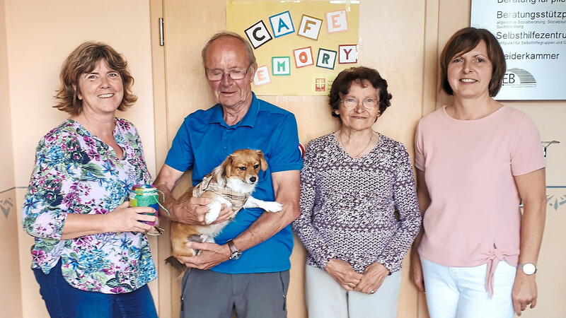 Das Café Memory Abensberg mit Gruppenhund Plusika und auch das Café Memory in Mainburg freuen sich auf neue Teilnehmer.