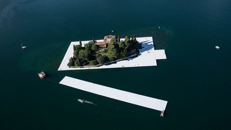 Weiße Schwimmkörper für die Installation "The Floating Piers" von Christo umgeben die Insel San Paolo im Iseosee in Italien.