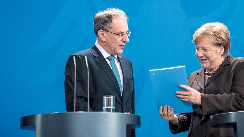 Der Vorsitzende der Expertenkommission, Uwe Cantner, übergibt das Gutachten an Bundeskanzlerin Angela Merkel (CDU).