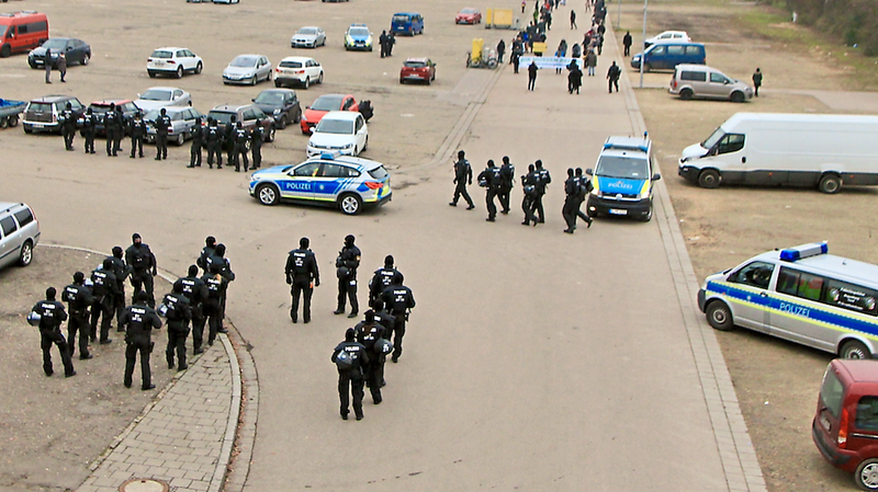 Begleitet von einem Großaufgebot der Polizei marschierten wohl etwas mehr als die erlaubten 100 Corona-Gegner um die Altstadt herum.