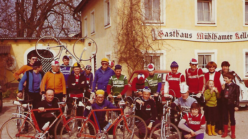 DAS WAREN NOCH ZEITEN: Der Karfreitagsausflug zum Mühlhamer Keller bei Osterhofen - hier eine Aufnahme von 1979 - ist seit 50 Jahren fester Bestandteil im Terminkalender des Radsportclubs.