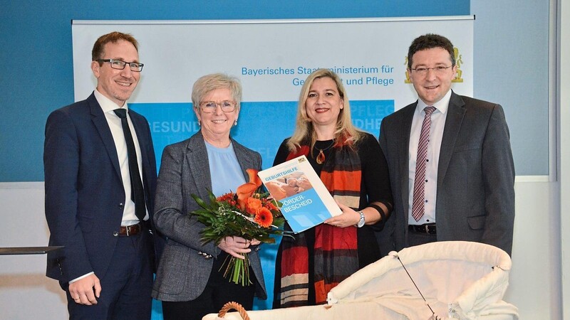 Christian Schmitz (Vorstand Arberlandkliniken) (v.li.), Landrätin Rita Röhrl, Ministerin Melanie Huml und MdL Max Gibis.
