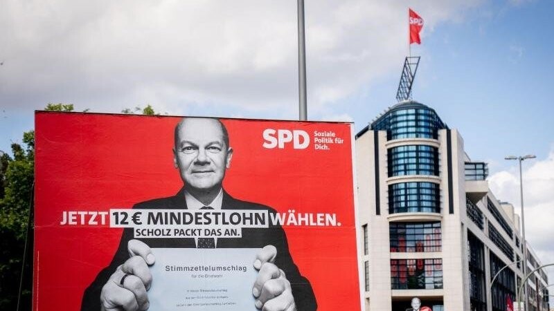Ein SPD-Wahlplakat vor der Parteizentrale in Berlin.