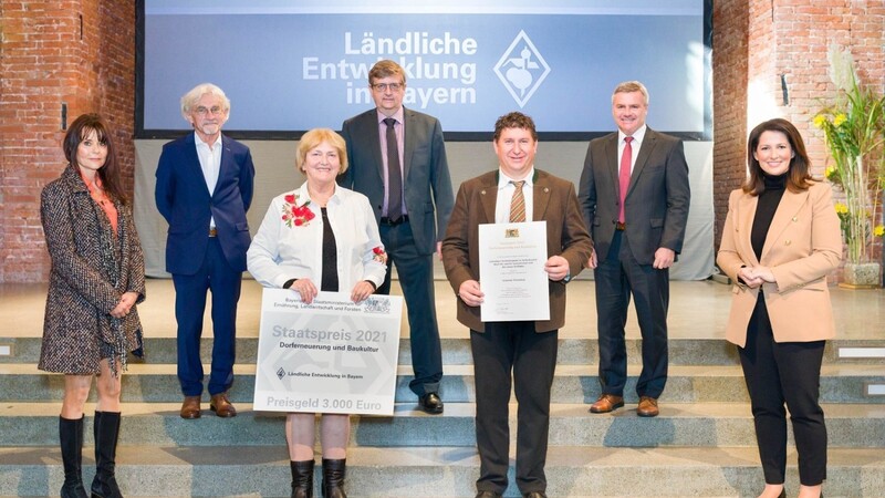 Bei der Preisverleihung in München: Landwirtschaftsministerin Michaela Kaniber (rechts), Landrat Peter Dreier (hinten rechts), Bürgermeister Manuel Schott (vorne Mitte) und ehemalige Bürgermeisterin Maria Neudecker (vorne, zweite von links).