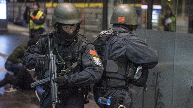 Polizisten proben bei der Simulation eines terroristischen Angriffs auf dem Frankfurter Hauptbahnhof die Bekämpfung der Täter und die Versorgung von Verletzten. (Symbolbild)