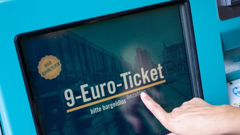 Aktuell beraten Bund und Länder über einen möglichen Nachfolger des erfolgreichen 9-Euro-Tickets. (Symbolbild)