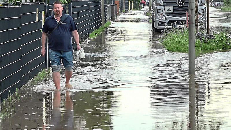 Auch in Peising bei Bad Abbach (Kreis Kelheim) wurden die Anwohner am Samstag von den Überflutungen überrascht.
