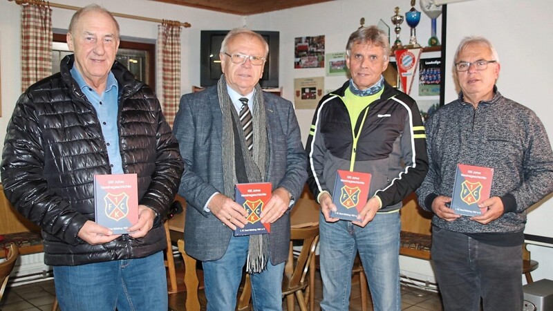 Willi Bielmeier stellte zusammen mit Wolfgang Pilz, Wolfgang Ludwig und Peter Krupitschka (v.li.) das Jubiläumsbuch des 1. FC Bad Kötzting vor.