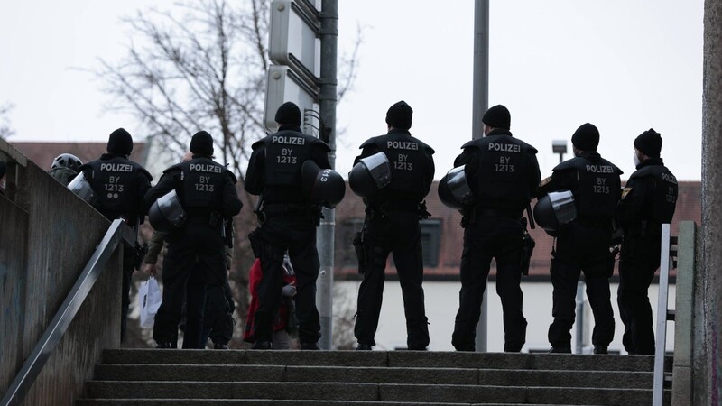 Polizisten stehen in Passau an einer Treppe während einer der vergangenen Demonstrationen. (Archivbild vom 18. Dezember 2021)