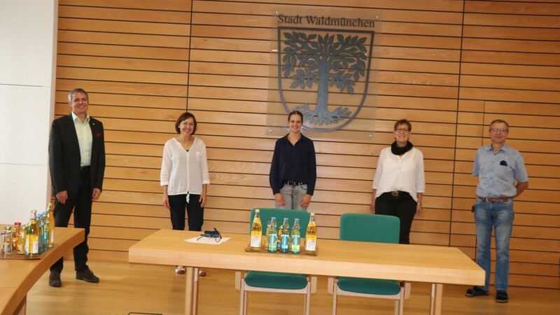 Vizebürgermeister Martin Frank mit den Dienstjubilaren Monika Klein, Sigrid Frei und Rainer Wagner (von links) sowie der Auszubildenden Sophie Schneider (Mitte).