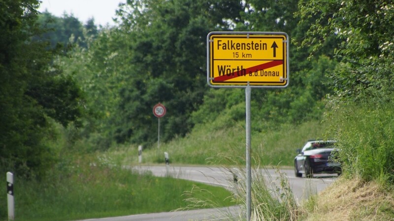 Das Ortsschild Richtung Falkenstein bleibt an dieser Stelle, ein Tempolimit bis zur Abzweigung Am Brand wäre aber denkbar. Das ist das Ergebnis einer Verkehrsschau.