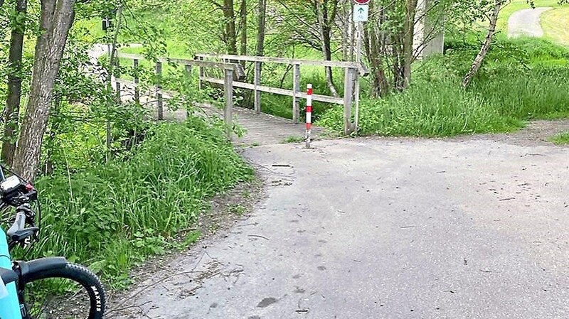 Betroffen ist immer derselbe Bereich vor und nach der über den "Rimbach" führenden hölzernen Brücke: Nägel und Schrauben fanden sich sowohl auf dem Weg als auch im angrenzenden Gras und auf der Brücke.