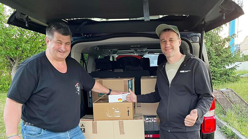 Rainer Dietl (links) von der Organisation Space-Eye aus Regensburg übergab einen Teil der Hilfsgüter an eine medizinische Nothilfe für Menschen in der Region Odessa.