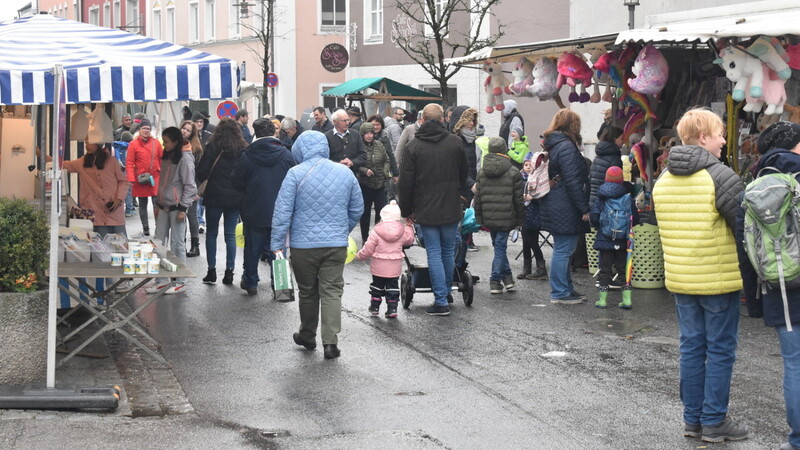 Trotz des leichten Regens füllte sich die Hauptstraße entlang der Marktstände am Nachmittag zusehends.
