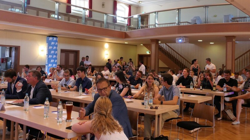 Etwa 90 Teilnehmer waren zur Bezirksversammlung der Jungen Union Niederbayern in die Stadthalle nach Viechtach gekommen - dort debattierten sie über das 9-Euro-Ticket, die Tankstellenpreise sowie das Superwahljahr 2023.