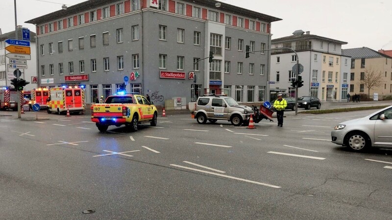 In der Nähe der Nibelungenbrücke kamen sich am Samstag ein Jeep mit Schneeräumschild und ein Opel Astra gewaltig in die Quere. Der Unfall verursachte erhebliche Verkehrsbehinderungen.