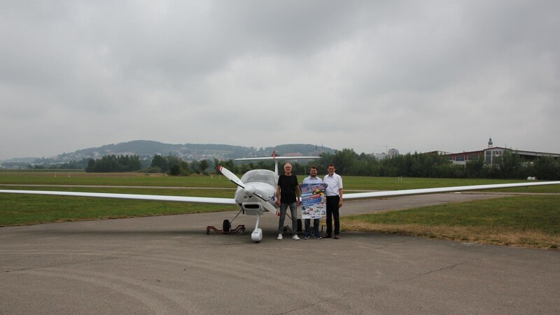 Roland Hein, Jonas Blahnik und Dr. Holger Adam (von links) freuen sich auf die Chamer Flugtage, die am Samstag und Sonntag, 27. und 28. August, am Segelflugplatz Cham stattfinden.