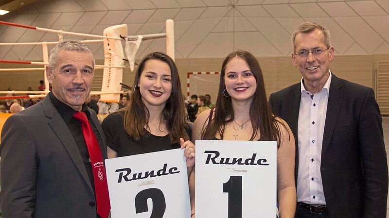 Boxclub-Vorsitzender Peter Prechler, Anna, Larissa und Schirmherr Bürgermeister Helmut Steininger.