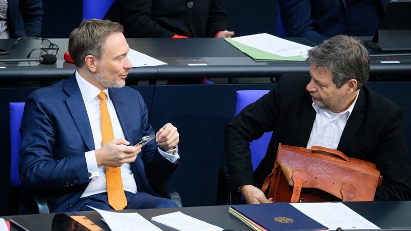 Finanzminister Christian Lindner (l.) - hier mit Wirtschaftsminister Robert Habeck im Bundestag - muss die langen Wunschzettel seiner Ministerkollegen verkleinern, wenn er die Schuldenbremse halten will.
