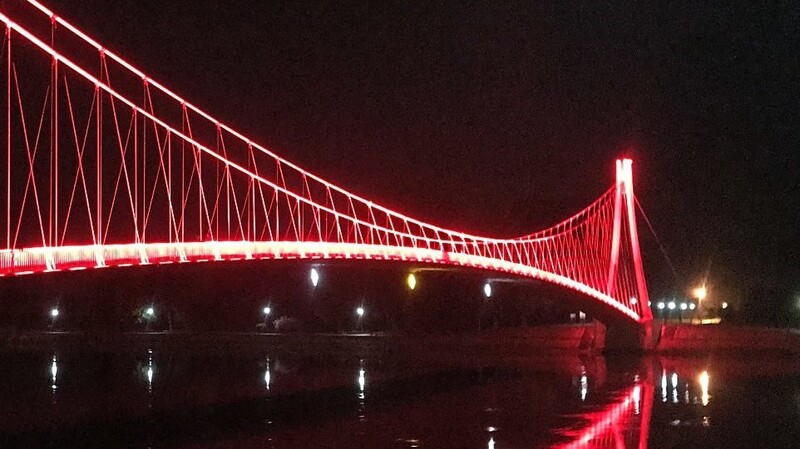 Die Brücke in Osijek führt über die Drau. Sie ist nachts beleuchtet.