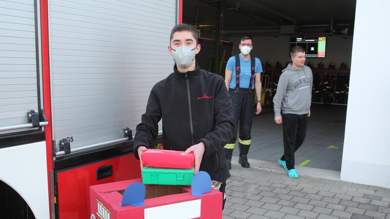 Verbandskästen sammeln in Mauern: Ganz kurzfristig hatte die Feuerwehr eine Spendenbox neben ihr HLF 20/20 aufgestellt