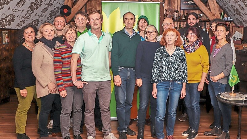 Die Kandidaten der Grünen für den Mettener Gemeinderat mit Kreisvorsitzendem Heilmann (5. v. l.).