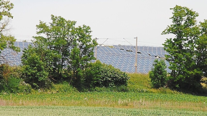 Östlich der B15 neu, zwischen der Anschlussstelle Ergoldsbach und Siegensdorf, gibt es einen Solarpark. Nun soll ein weiterer westlich der B15 neu südlich von Kläham entstehen.