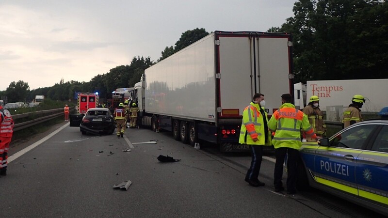 Schwerer Unfall am Mittwochnachmittag auf der Autobahn A93 bei Regensburg. Dabei wurde ein Lkw-Fahrer schwer verletzt.