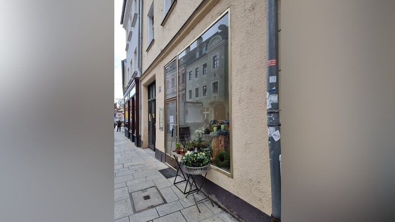 Das neue Schaufenster an der Fraunhoferstraße zieren Gestecke und Blumenkränze.