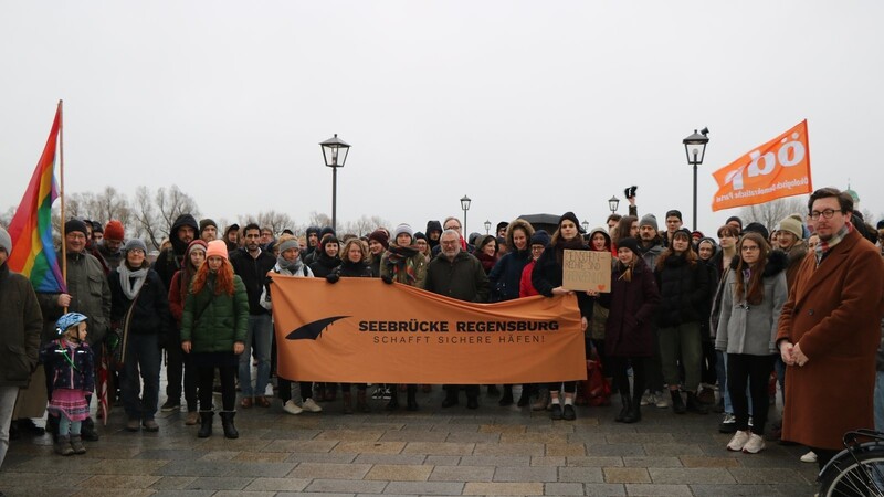Rund 100 Menschen demonstrierten am Donnerstag auf der Steinernen Brücke.