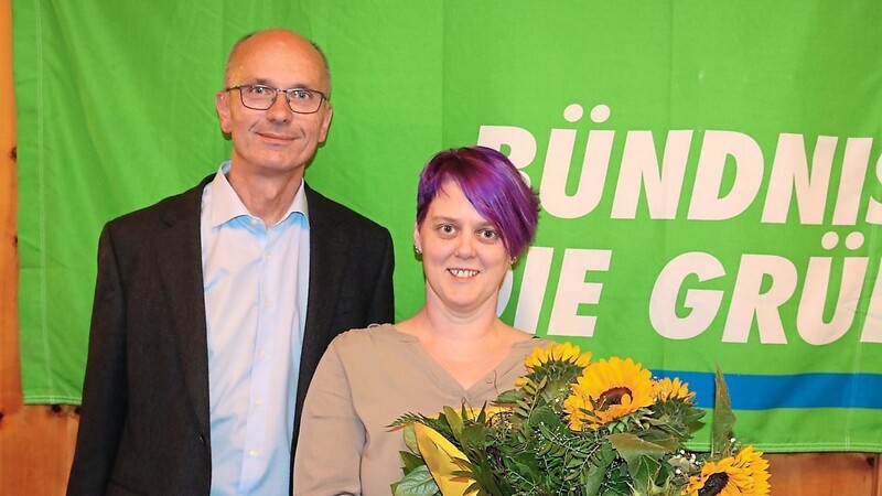 Andrea Leitermann tritt im März 2020 als Grünen-Landratskandidatin an. Kreisvorsitzender Michael Doblinger gratuliert mit Blumen.