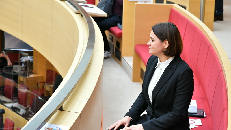 Die belarussische Oppositionelle Swetlana Tichanowskaja auf der Ehrentribüne im Plenarsaal.