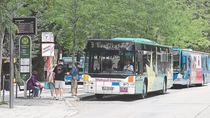 Für die Schulbuslinien in der Tarifzone 100/199 des LAVV setzt die Stadt Landshut noch mehr Verstärkerbusse ein. (Symbolfoto)