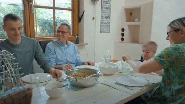 Klaus Over (2.v.l.) mit seiner Familie beim Essen.