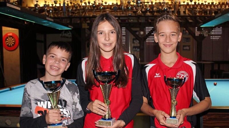 Für die besten drei Jugendlichen (Mitte: Simone Wimmer) gab es Pokale.