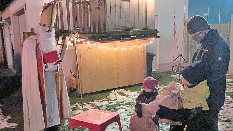 Mit einer Bischofsstablänge Abstand und einem Geschenketisch konnte der Heilige Nikolaus auch heuer zu den Kindern - im Freien - kommen.