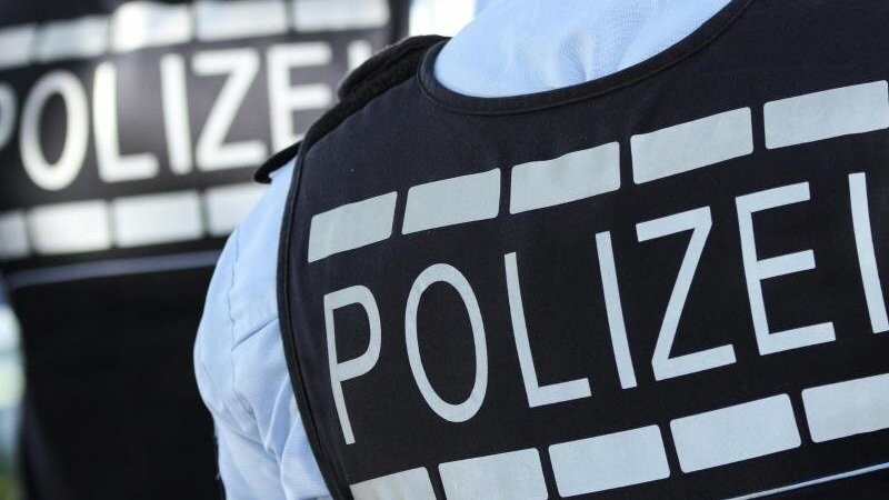 In Polizei-Westen gekleidete Polizisten. Foto: Silas Stein/dpa/Archivbild