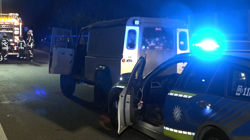 Ein 34-jähriger Autofahrer lieferte sich am Mittwochabend bei Regensburg eine filmreife Verfolgungsjagd mit der Polizei.