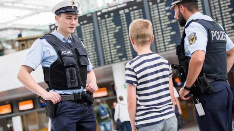 Wenn Kinder mit nur einem Elternteil oder gar ohne Eltern ins Ausland reisen, sehen die Bundespolizisten am Münchner Flughafen ganz genau hin. So können die Beamten immer wieder Kindesentziehungen und -entführungen verhindern - oft buchstäblich in letzter Minute.