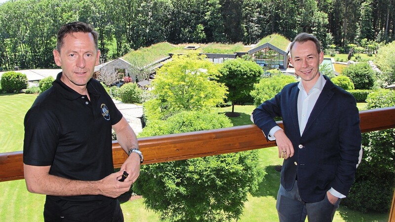 Endlich: Nach mehr als 14 Wochen Zwangspause freuen sich Inhaber Thomas Mühlbauer (links) und Hoteldirektor Alfons Weiß auf die Wiedereröffnung des Bayerwaldhofs in Liebenstein.