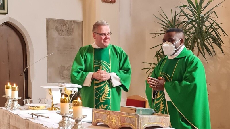 Diakon Andreas Dieterle (li.) dankte Pfarrvikar Emmanuel Okoro für seinen Einsatz in der Pfarreiengemeinschaft.