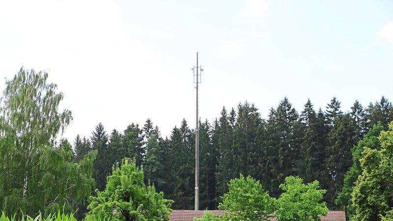 Der Funkmast in Oberkogl (Gemeinde Neukirchen) dient derzeit nur dem Mobilfunk. Künftig soll er auch für den Digitalfunk, etwa für Polizei und Feuerwehren, genutzt werden. Dadurch werden Versorgungslücken im Landkreis geschlossen. Burgmayer