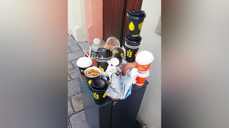 Am Samstagnachmittag quellen die Abfalleimer in der Altstadt über - auch wenn es auf diesem Bild zumindest noch einigermaßen geordnet zugeht.