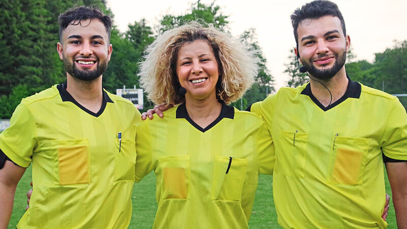 Naima Gherbali mit ihren Söhnen Habib (links) und Saif Fekih, der vor kurzem den Sprung in die Junioren-Bundesliga geschafft hat.