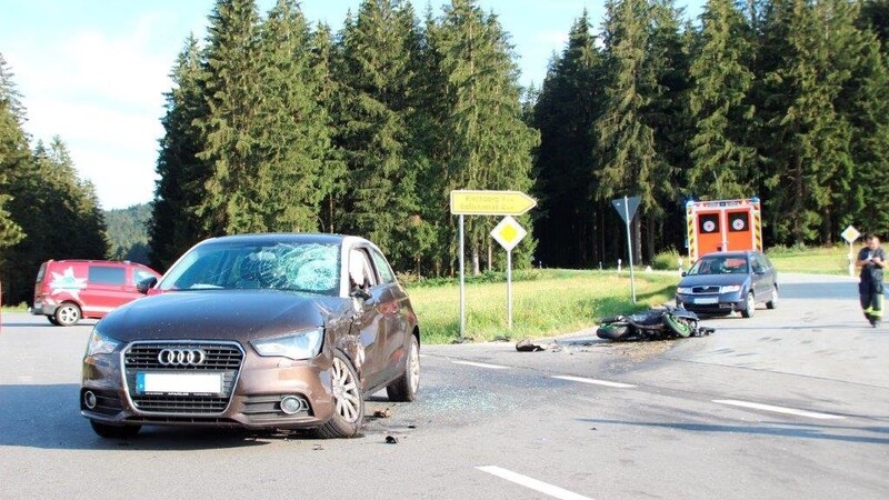 Auf der B85 zwischen Rinchnach und Regen hat es gegen 17.35 Uhr schwer gekracht: Dabei wurde ein Motorradfahrer schwer verletzt.