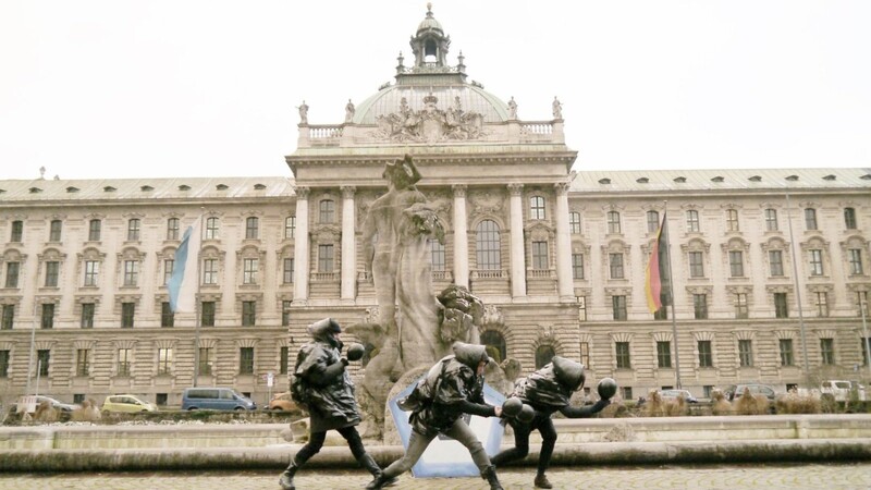 Vor dem Münchner Justizpalast am Neptunbrunnen werden sich am Donnerstag Schlachten abspielen: Griechen gegen Perser, Rot gegen Weiß.