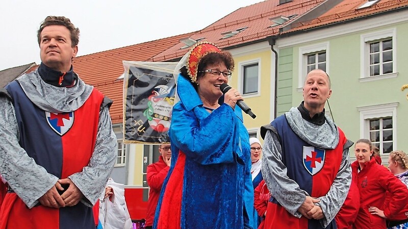 Begrüßten das Feiervolk: Bürgermeisterin Liane Sedlmeier und ihre Vertreter Thomas Etschmann (r.) und Kurt Erndl.