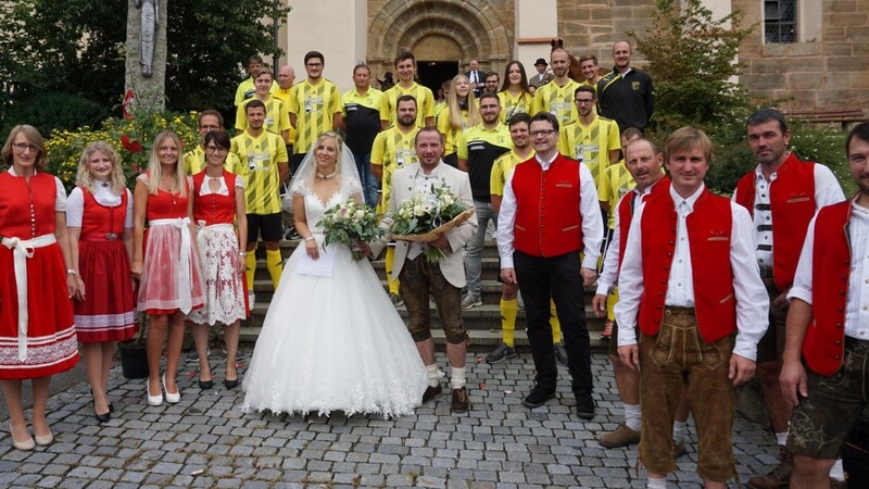 Das Brautpaar mit den Gratulanten vor der Friedersrieder Filialkirche.