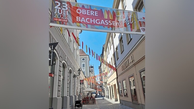 Nach Abschluss der Bauarbeiten wird in der Oberen Bachgasse in Regensburg gefeiert.